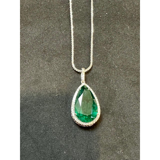 GIA Certified 19 Ct Pear Cut Emerald & 1 Ct Diamond Halo Pendent/Necklace 14 KWG For Sale In New York - Image 6 of 18
