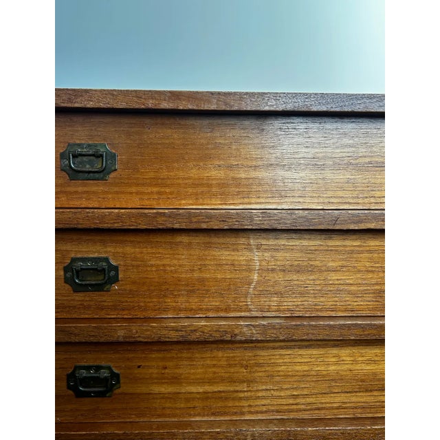 Vintage Mid-Century Modern Teak 5-Drawer Chest With Brass Drop Handles For Sale - Image 9 of 15