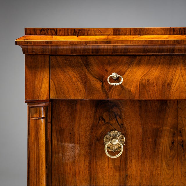 Biedermeier Chest of Drawers in Walnut, Austria, 1820 For Sale - Image 6 of 9