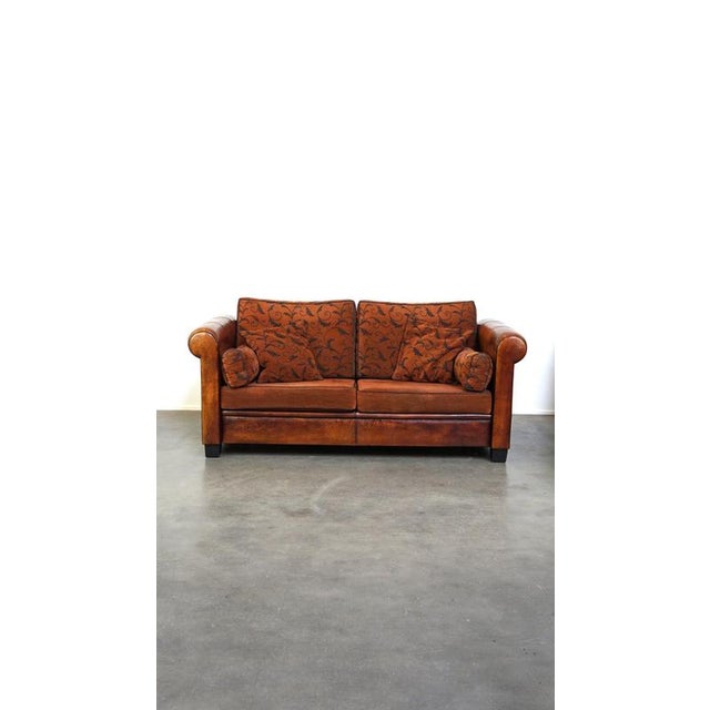 We are offering this luxurious and comfortable 2.5-seater sheepskin leather sofa with fabric cushions in English style....