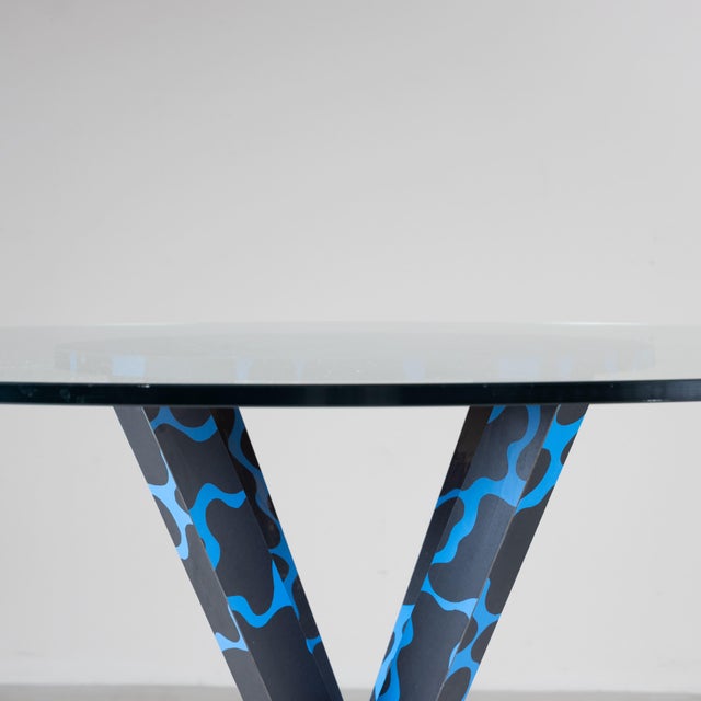 Vintage Table with Round Top, 1980, in Very Good conditions. Designed 1980 to 1989