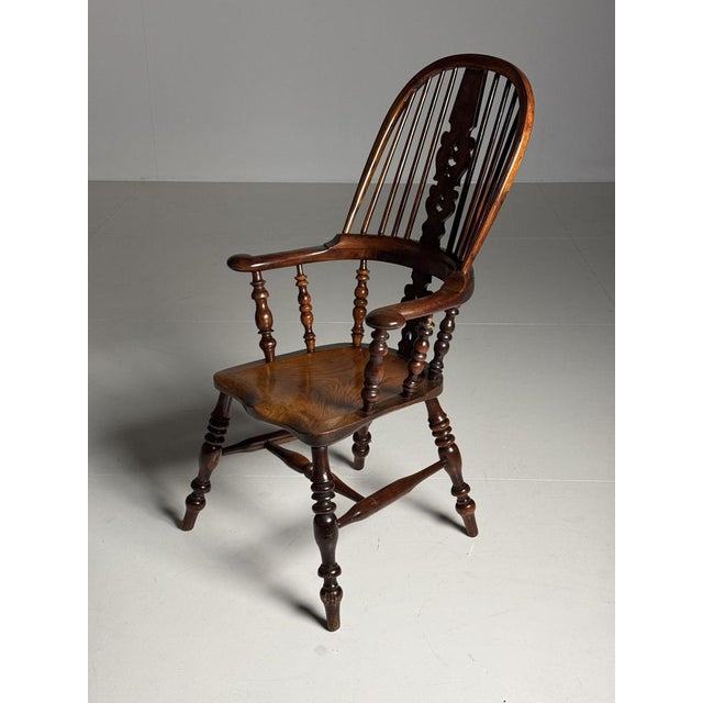 English Windsor Chair in Yew Wood For Sale - Image 12 of 18