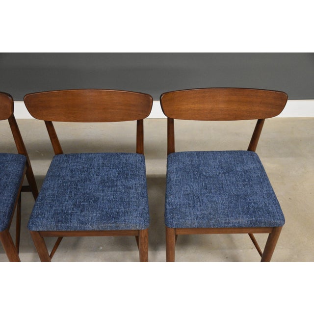 American of Martinsville Mid 20th Century Walnut Blue Mid Century Modern Dining Chairs - Set of 4 For Sale - Image 4 of 10