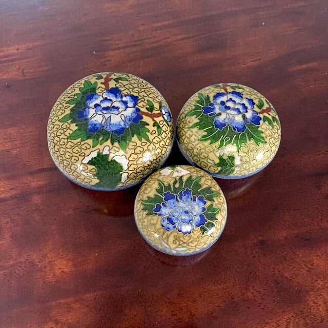 Mid-20th Century Chinese Cloisonné Peony Nesting Boxes, Set of Three For Sale - Image 12 of 18