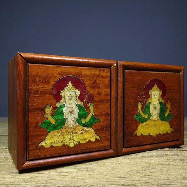 This is a beautiful vintage Chinese Huali (Rosewood) box, featuring a classic design with two sliding lids. When opened,...
