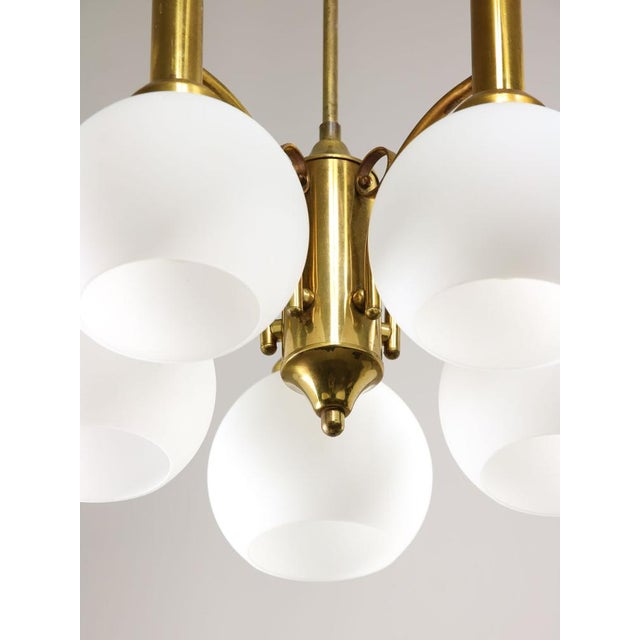 Takes 5x e27 light bulb (not included). A standard e26 american/canadian size also fits (tested). Works with 220v as well...