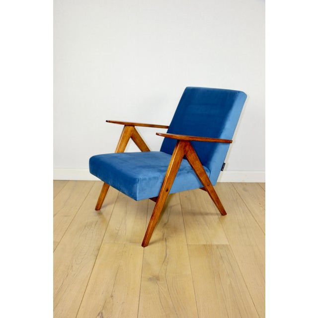 Classic armchair Var B-310 from the 1960s, vintage style, upholstered in blue velvet with dark wood elements. We offer the...