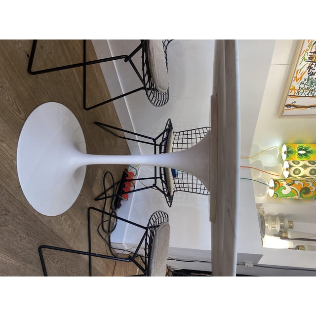 1970s Vintage Tulip Round Table in Calacatta Marble by Eero Saarinen for Knoll Inc., 1970s For Sale - Image 5 of 11
