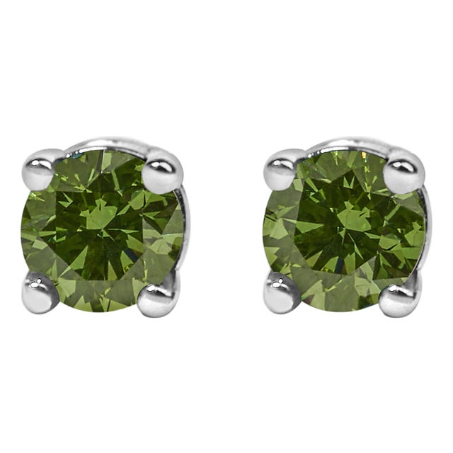 .925 Sterling Silver 0.15 Cttw Round Brilliant-Cut Green Diamond Classic 4-Prong Stud Earrings (Fancy Color-Enhanced, I2-I3 Clarity) For Sale