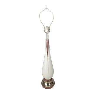 1960s Mid-Century Modern Teardrop Table Lamp in White Ceramic and Walnut For Sale