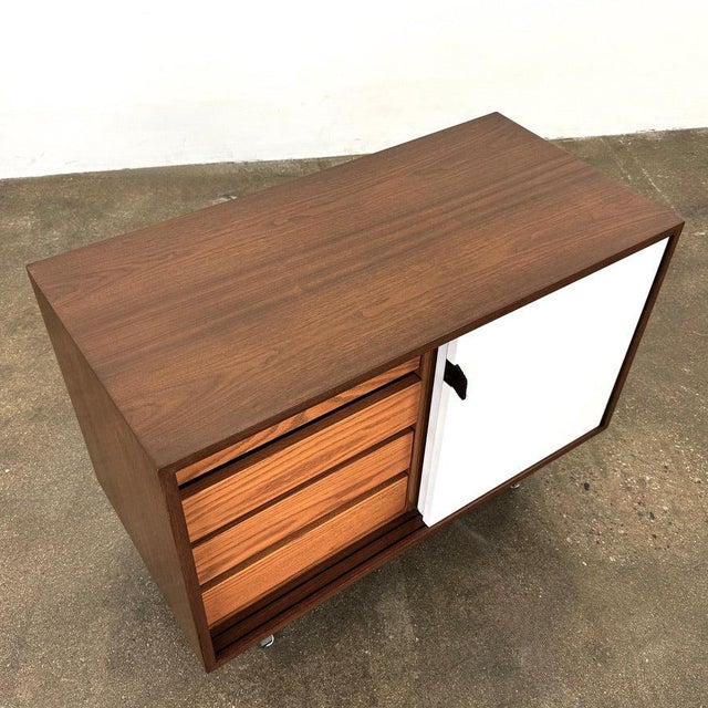 Vintage Florence Knoll Petite Credenza For Sale In Los Angeles - Image 6 of 12