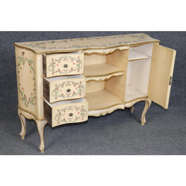 Vintage Italian Venetian Style Creme Painted & Gilt Cabinet C. 1950s For Sale - Image 4 of 15