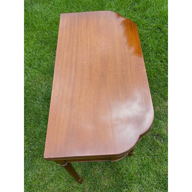 Biggs Furniture, Mahogany, Sheraton Style, Swivel and Hinged Flip Top Mechanism, Game Table, W/Hidden Drawer, Scalloped Edges, and Fluted Legs, 1950 For Sale - Image 12 of 12