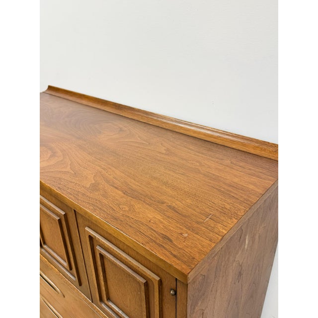 Vintage Chest Broyhill Sculptra MCM Gentleman's Tallboy Three Drawer Cabinet Dresser For Sale - Image 10 of 18