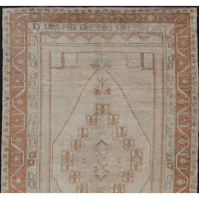Taupe background Turkish vintage Oushak rug with tribal design. Keivan Woven Arts / rug TU-MTU-4877, country of origin /...