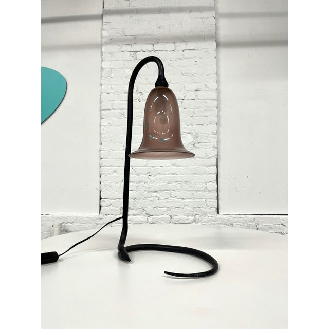 Art Nouveau Blown Glass Ivy Tulip Table Lamp by James Garvey/ Scott Williams For Sale - Image 3 of 10