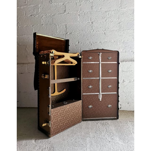 This very decorative and very large trunk/sleeper trunk with the initials "jat" dates from the 1920s and, due to its size,...