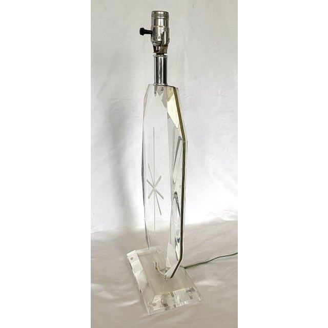 Vintage Lucite Gem Edge Faceted Table Lamp With Starburst Etching For Sale - Image 13 of 16