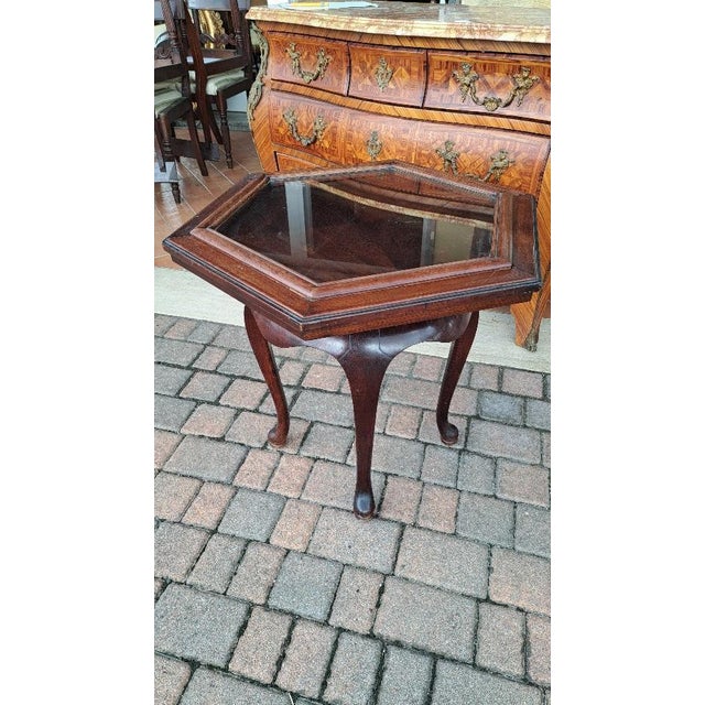 EARLY TWENTIETH CENTURY (1900 - 1940) English hexagonal coffee table with opening glass top – early 20th century Elegant...