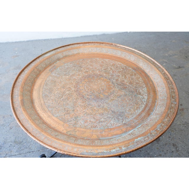 38" Hollywood Regency 1950s Moroccan Hand-Hammered Copper Tray Top Coffee Table With Wrought Iron Base For Sale - Image 15 of 18
