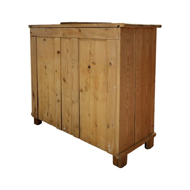 Antique Fir Icebox, 1920s, in Good conditions. Designed 1920 to 1949