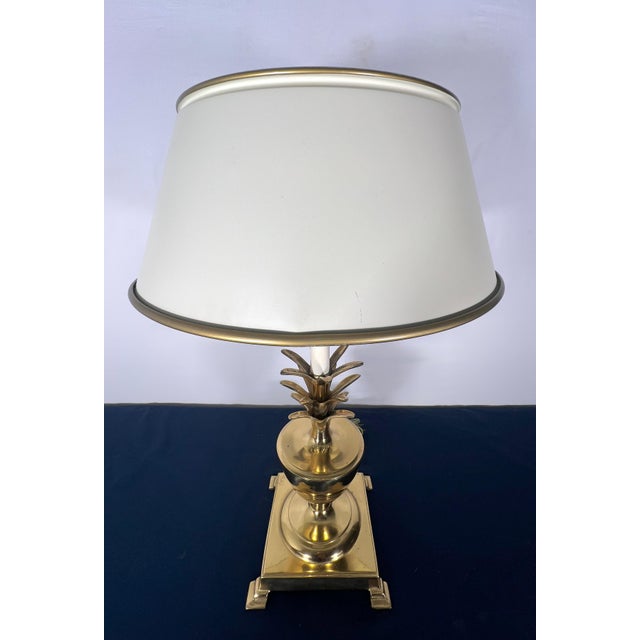 Mid 20th Century Vintage Frederick Cooper Style Hollywood Regency Brass Pineapple Table Lamp With Diffuser Shade For Sale - Image 5 of 10