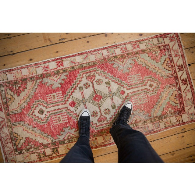 :: Stepped center medallion with elongated finials. Interior germinating blossom design motif with pinwheel color floral...