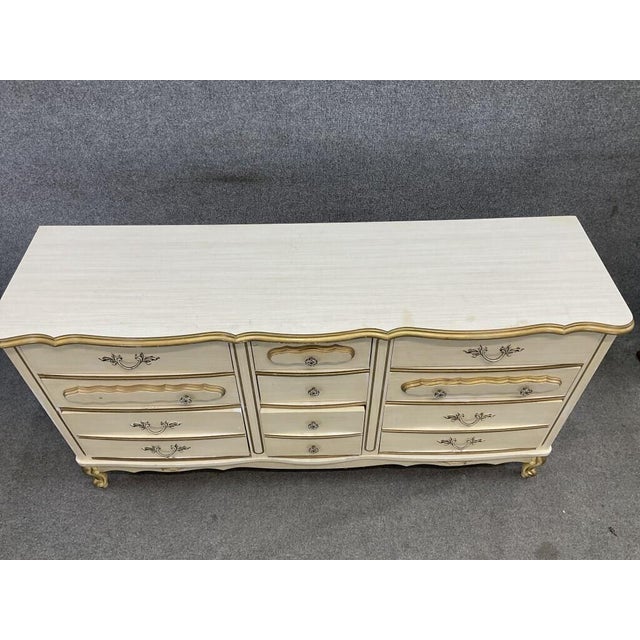 French Provincial Vintage French Provincial Cream & Gold Triple Dresser | Louis XV Style Bedroom Bureau For Sale - Image 3 of 4