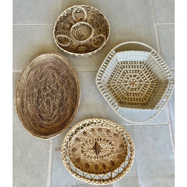 Excellent Pre-Owned Condition. Beautifully charming assortment of handwoven natural grass trays. Sold as a set of four,...