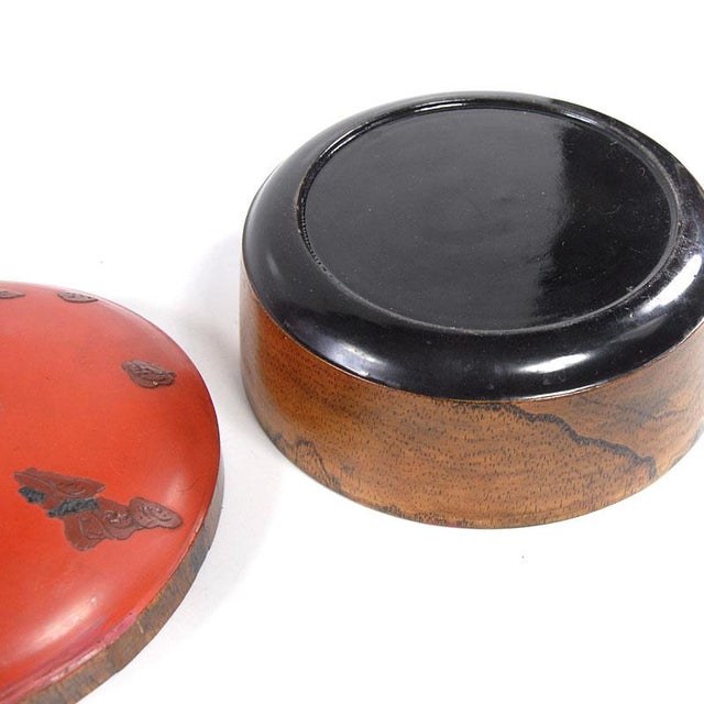 Japanese Round Hand-Painted Lacquered Lidded Box, 1890s For Sale - Image 5 of 10