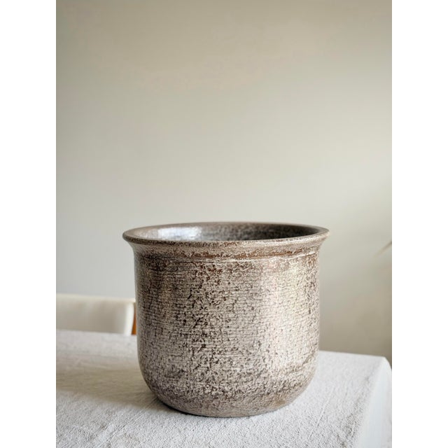 Rare Large 13” Flared Rim Vintage Gainey Ceramics Planter in Sandstone Lava Glaze, La Verne, California For Sale - Image 10 of 11