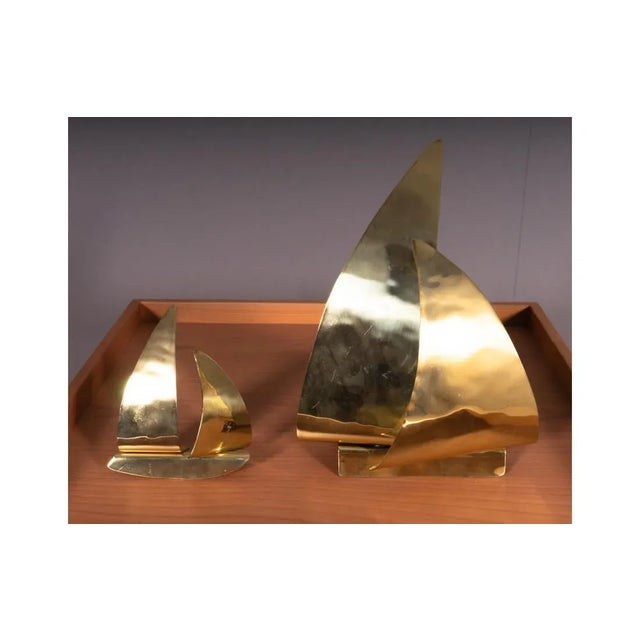 Pair of golden metal boat ornaments MEASURES Heights 14-27 cm Widths 12-20 cm