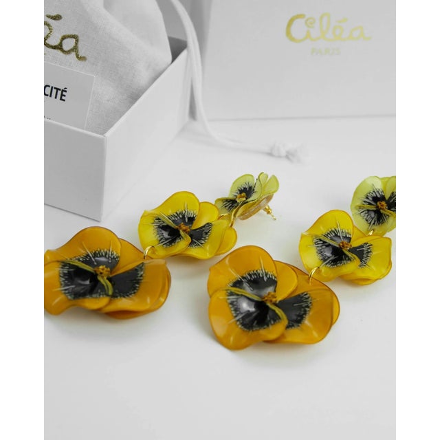 Contemporary PENSÉE, Maxi dangling earrings, Yellow, Stud For Sale - Image 3 of 4