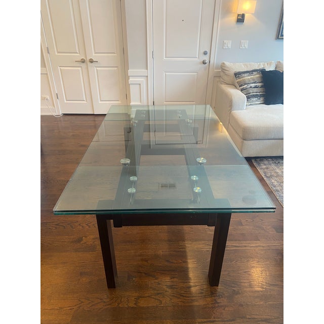 -Authentic Calligaris Levante extendable dining table, made in Italy -Seats up to 10 guests when extended -Glass...