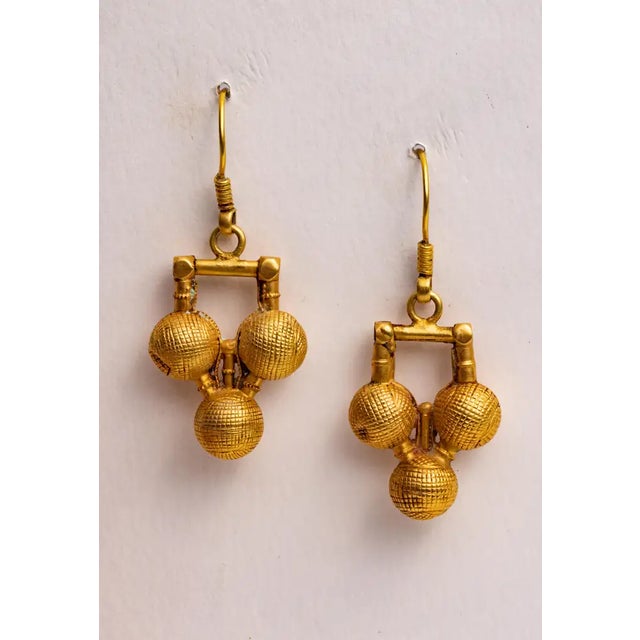 Contemporary Pair of 18k Gold Indian Dangle Drop Earrings For Sale - Image 3 of 5