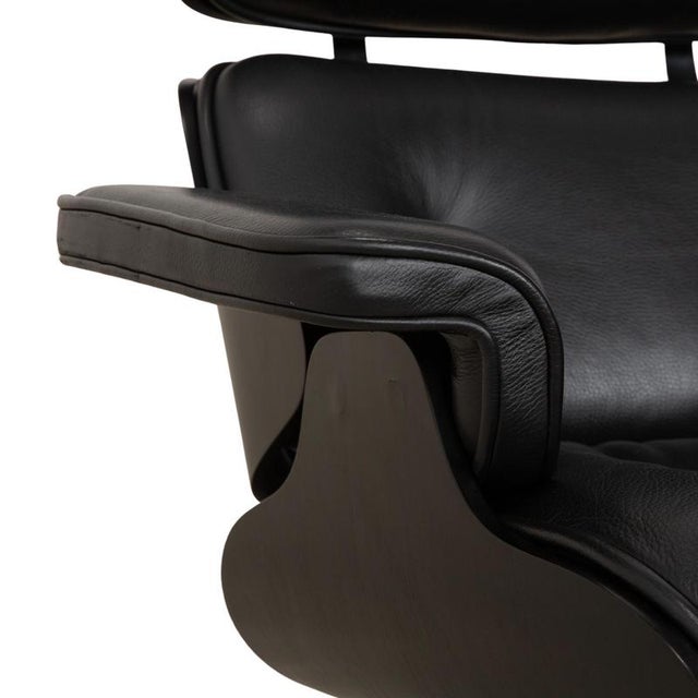 Set of Lounge Chair with Ottoman in Leather by Charles & Ray Eames for Vitra For Sale - Image 6 of 16