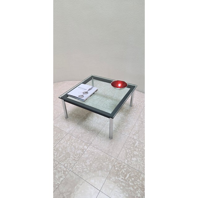 Cassina Lc10 Table en Tube Basse Coffee Table Glass Top Chrome Legs Black Base Le Corbusier Pierre Jeanneret Charlotte Perriand For Sale - Image 13 of 13