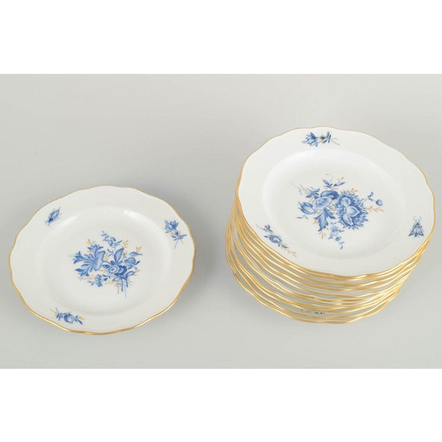 Meissen 12 plates, D. 16 cm, early 20th century. Hand-decorated porcelain with hand-painted blue floral motifs and gilt...