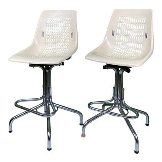 1960s Vintage Industrial Tubular Chrome Plastic Swivel Bar Stools - a Pair For Sale