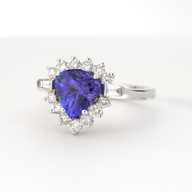 18k White Gold Ring With Trillion-Cut Tanzanite & Diamond Halo, New, Size 7 For Sale - Image 4 of 12