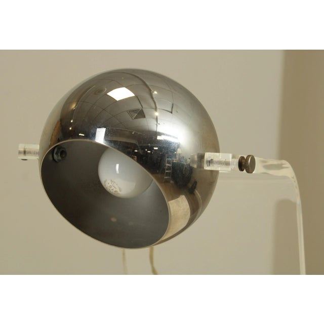 Primo' Lucite & Chrome Atomic Eyeball Desk Lamp Manner of Sonneman For Sale - Image 9 of 13