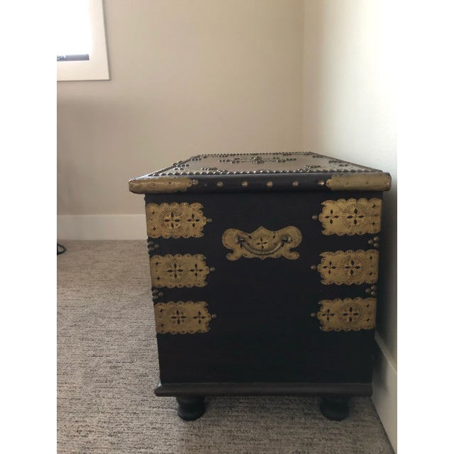 African Late 19th Century Mid Sized Storage and Dowry Chest From Zanzibar For Sale - Image 3 of 10