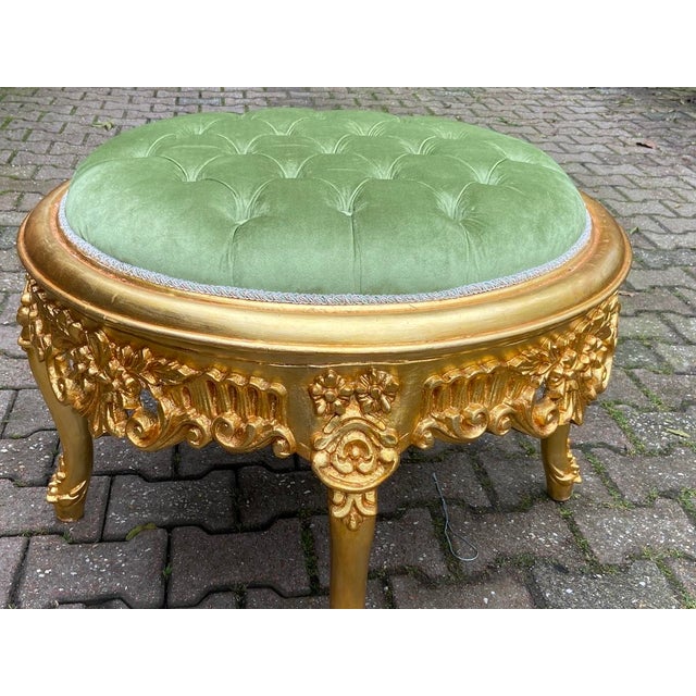 1980s Italian Baroque Rococo Gilt Ottoman Bench – Hand-Carved Beechwood & Tufted Green Velvet For Sale - Image 10 of 12