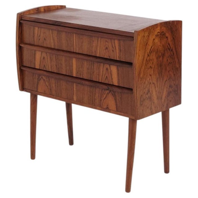 Danish rosewood chest of drawers with 3 drawers from the 1960s. Classic Danish storage furniture. — Origin: Denmark —...