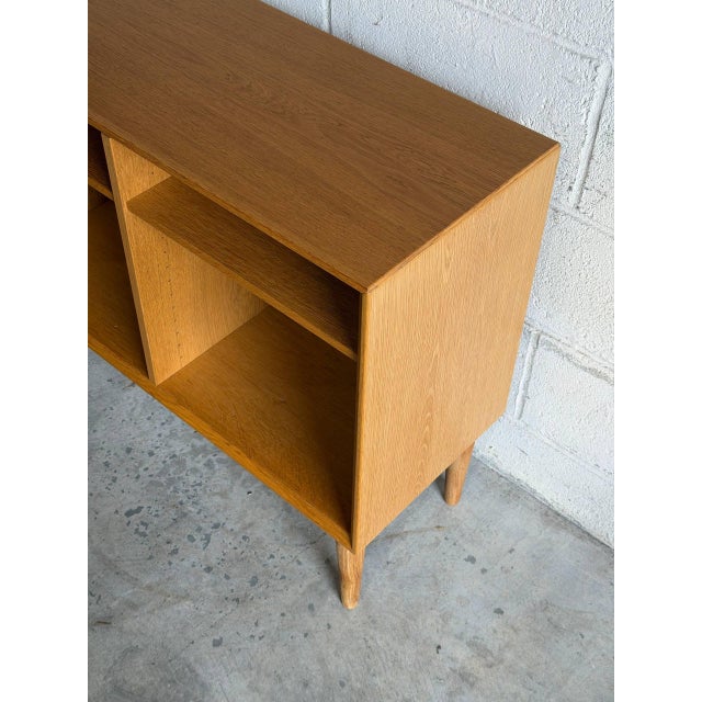 Vintage Danish Modern Oak Bookcase Cabinet – Scandinavian MCM Display Shelf For Sale In Los Angeles - Image 6 of 10