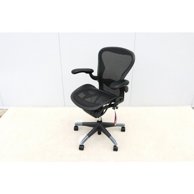 Aeron chair size (B) fully loaded with all adjustments by Herman Miller. It's the best and most admired and recognized...