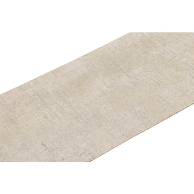 This 2x10 abstract runner is an exciting new addition to Rug & Kilim’s Modern rug collection. Hand-knotted in luxe all-...