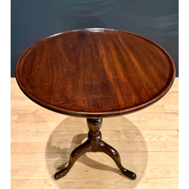 Traditional Mid 20th Century Henkel Harris Virginia Galleries Mahogany Pedestal Side Table For Sale - Image 3 of 9