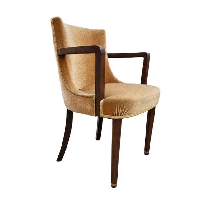 An elegant British Art Deco salon armchair dating to circa 1930, distinguished by its refined proportions, sweeping...