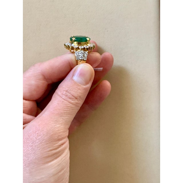 Gemstone 9.8 Carat Round Colombian Emerald and Diamond 18 Karat Gold Ring, Estate For Sale - Image 7 of 18